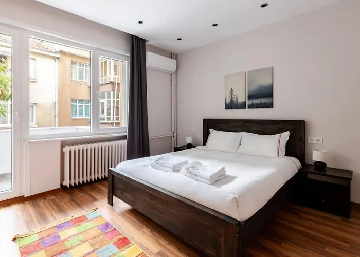 Bright Charming Modern 3bd2bath Balcony! #367